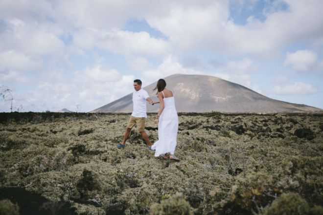 wedding photography, sesion de pareja, reportaje pareja diferente, reportaje creativo, fotografo de boda, Lanzarote, montaña, volcán, amor (Demo)